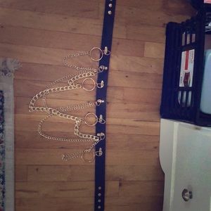 Very cool gold chained belt 😎